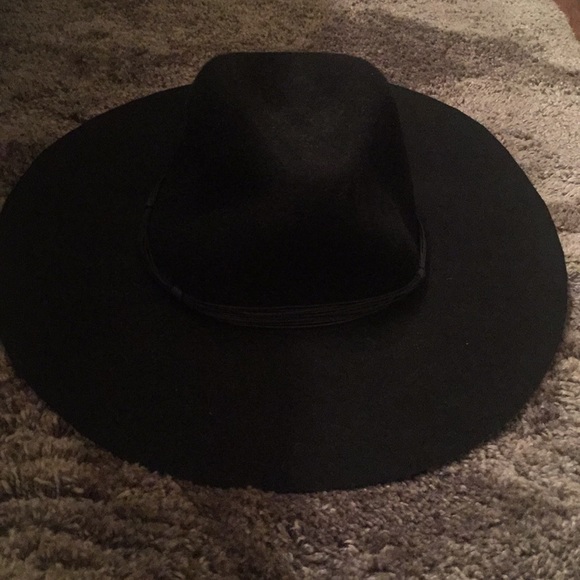 Oversized black hat! - Picture 3 of 3
